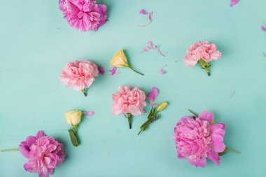 Pembe peonies ve Sarı Gül