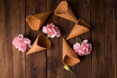 Gözleme koni içinde pembe karanfil