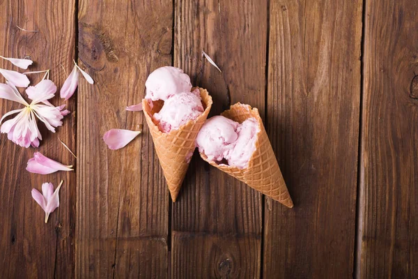 Es krim dalam wafel cone — Stok Foto
