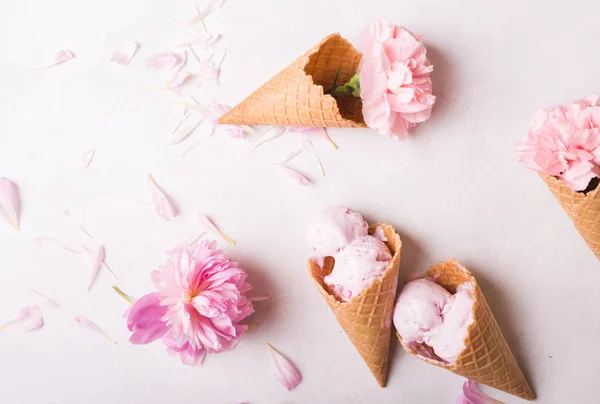 Helado en conos de gofre — Foto de Stock