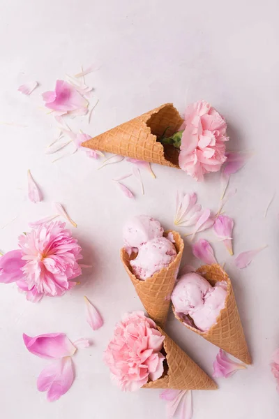 Fagylalt gofris tölcsérben — Stock Fotó