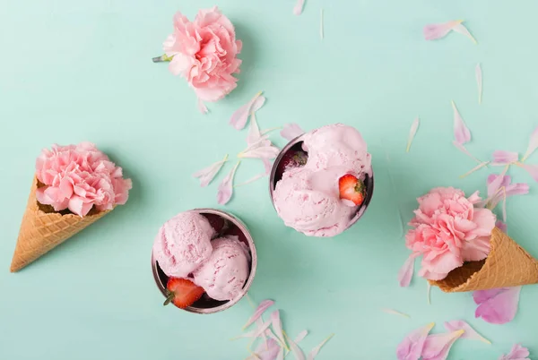 Eis in Waffeltüten — Stockfoto