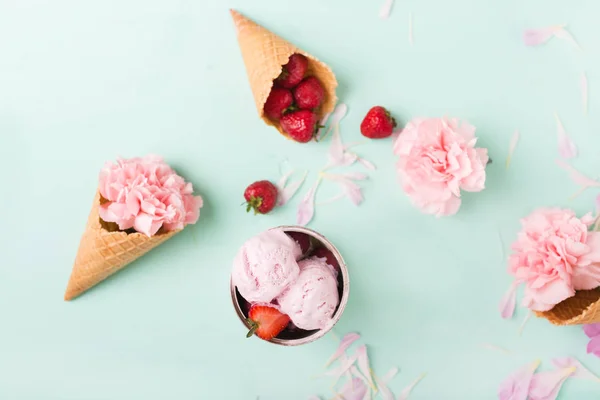 Helado en conos de gofre — Foto de Stock