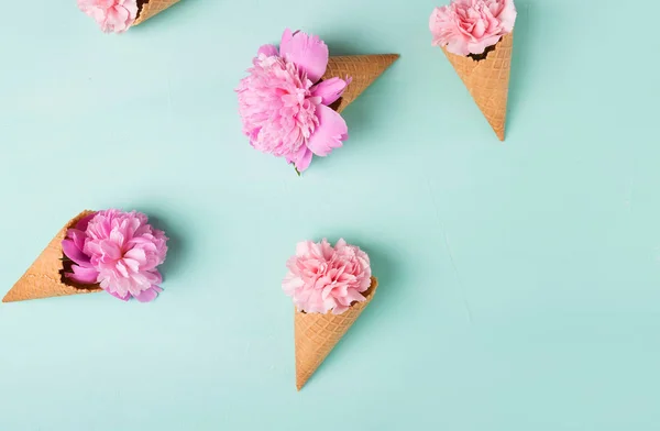 Flores rosas en conos de gofre — Foto de Stock