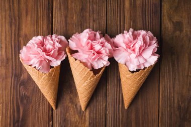 Gözleme koni içinde pembe karanfil