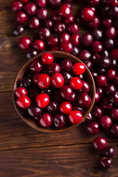 Cerises dans un bol en céramique — Photo