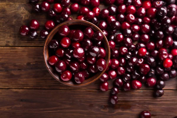 Cerises dans un bol en céramique — Photo