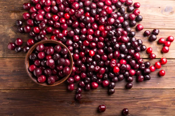 Cerises dans un bol en céramique — Photo