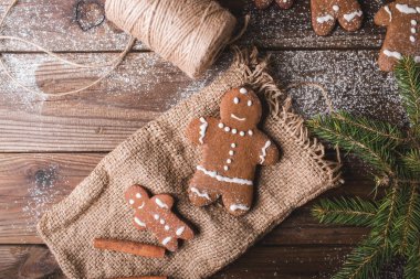 Zencefilli kurabiye adam ahşap arka plan ve Sivas'tan ahşap arka plan üzerinde