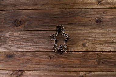 Noel çerezleri fırın. Tasarlayacağım. Ahşap bir arka plan üzerinde