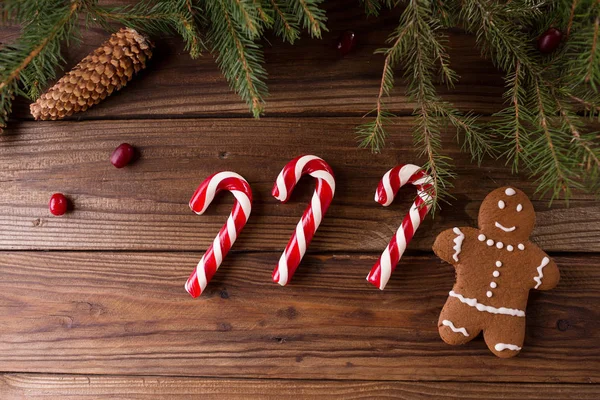 Noel arka plan. Zencefilli kurabiye adam ve ahşap arka plan üzerinde Noel kamışı