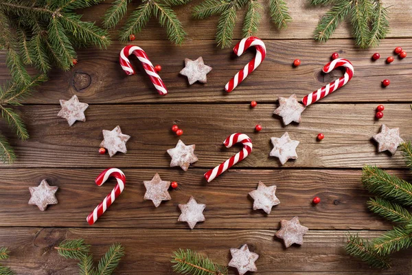 Fundo de Natal. Bengalas de Natal e biscoitos em forma de estrelas em um fundo de madeira — Fotografia de Stock