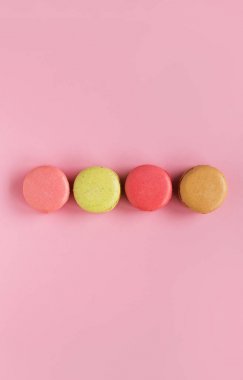renkli badem macaroons pembe bir arka plan, pastel renkler, vintage kartı, üstten görünüm