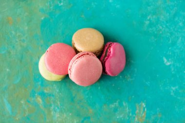 yeşil arka plan, üstten görünüm üzerinde renkli macaroons yığını