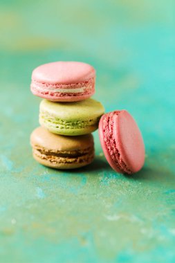 yeşil arka plan, üstten görünüm üzerinde renkli macaroons yığını