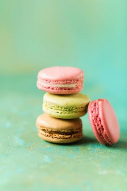 yeşil arka plan, üstten görünüm üzerinde renkli macaroons yığını