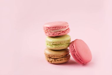 yığın renk macaroons pembe arka plan, üstten görünüm