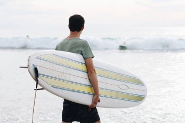 Okyanus kıyısındaki sörfçü.