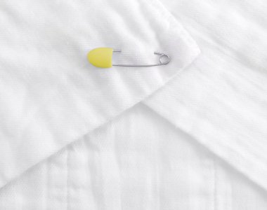 Bebek bez bebek bezi ile sarı bir çengelli iğne