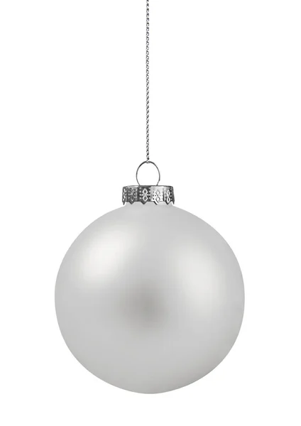 Bianco palla di Natale appeso sulla stringa, isolato su bianco — Foto Stock