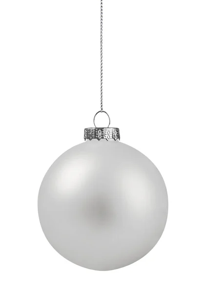 Beyaz izole ipte asılı beyaz Noel top