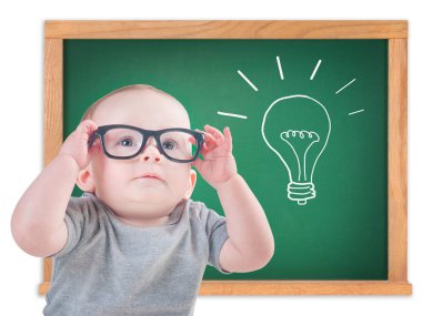 Gözlüklü akıllı bebek