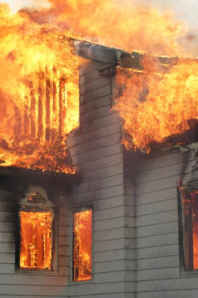 Casa em chamas — Fotografia de Stock