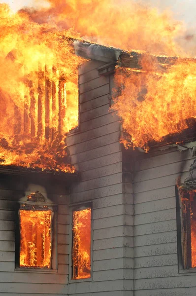 Haus in Flammen — Stockfoto