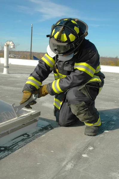 Strażak na dachu — Zdjęcie stockowe
