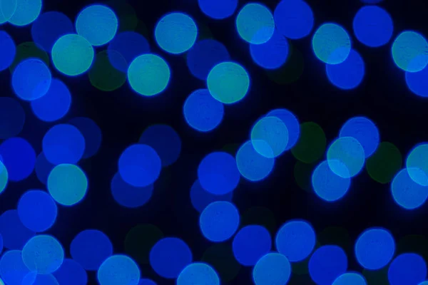 Streszczenie niewyraźne garland niebieskiego światła. Tło na Boże Narodzenie i nowy rok — Zdjęcie stockowe