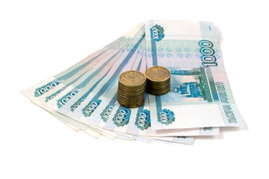 Bin ruble banknot ve on ruble sikke üzerinde izole beyaz arka plan