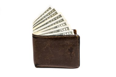 Eski bir kahverengi cüzdan deri ve beyaz arka plan üzerinde elli yüz dolarlık banknot izole