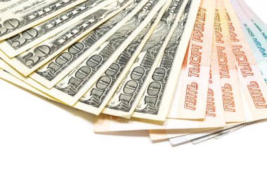 Yüz elli dolar faturaları ve beş bin ve bin ruble banknot sürüsü izole beyaz arka plan üzerinde