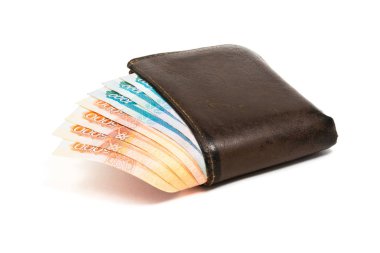 Eski deri beyaz arka plan üzerinde kahverengi cüzdan bin beş thoushand ruble banknotlar ile izole