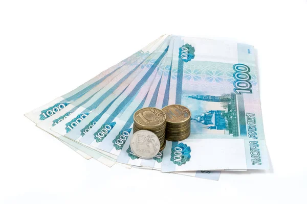 Billetes de mil rublos y monedas de uno y diez rublos aislados sobre fondo blanco — Foto de Stock