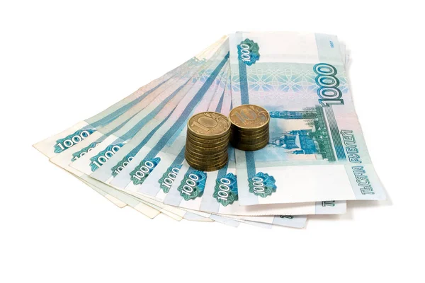 Mil rublos de billetes y diez rublos de monedas aisladas sobre fondo blanco — Foto de Stock