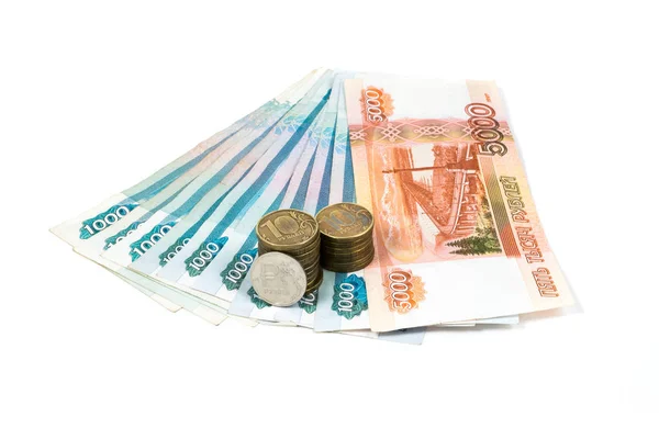 Bir ve beş bin ruble banknot ve bir ve on ruble sikke üzerinde izole beyaz arka plan