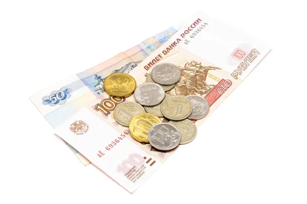 Billete de cincuenta rublos y cien rublos y monedas de uno y diez rublos aisladas sobre fondo blanco — Foto de Stock