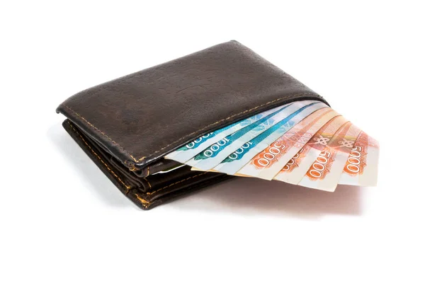 Старий шкіряний коричневий гаманець з тисячею і п'ятьма банкнотами рублів ізольовані на білому тлі — стокове фото