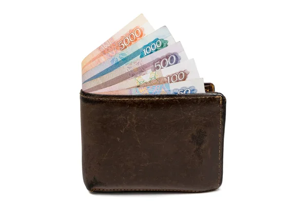 Elli, yüz, beş yüz, bin beş thoushand ruble banknotlar ile kahverengi cüzdan beyaz arka plan üzerinde izole eski deri