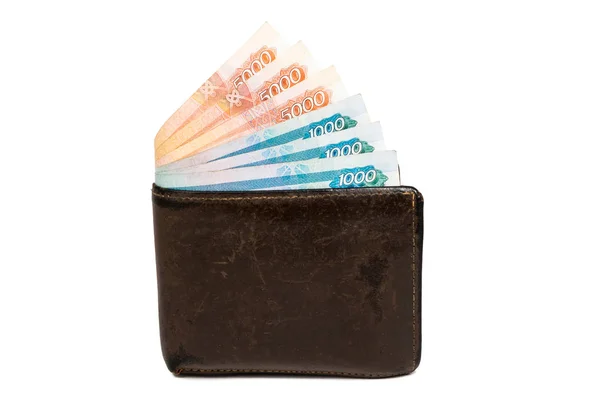 Cartera marrón de cuero vieja con mil y cinco rublos thoushand billetes aislados sobre fondo blanco — Foto de Stock