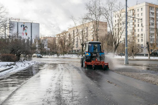 俄罗斯莫斯科-2016 年 11 月 27 日︰ 拖拉机夜雪后清理街道 — 图库照片