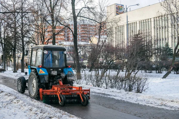 俄罗斯莫斯科-2016 年 11 月 27 日︰ 拖拉机夜雪后清理街道 — 图库照片