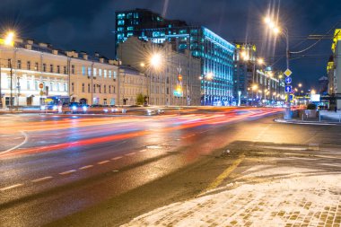 Serpukhovskaya square, Moskova yakınındaki Bahçe ringde Far yollar bulanık