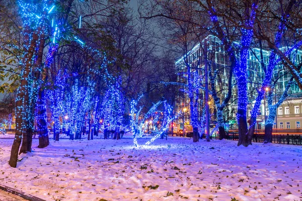 Boże Narodzenie i nowy rok ozdoba oświetlenie parku Sierpuchowskaja square, Moskwa, Rosja — Zdjęcie stockowe