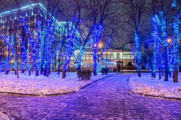 Boże Narodzenie i nowy rok ozdoba oświetlenie parku Sierpuchowskaja square, Moskwa, Rosja — Zdjęcie stockowe