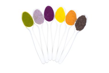 Çeşitli gıda beyaz arka plan üzerinde izole plastik kaşık toz boyama