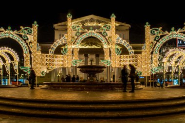 Moskova, Rusya - 18 Aralık 2016: Gece Noel ve yılbaşı dekorasyon Bolshoy tiyatro önünde Teatralnaya (tiyatro) meydanında bir bakış. Uzun pozlama.