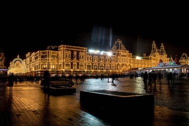 Moskova, Rusya - 18 Aralık 2016: Gece görünümünü Noel ve yılbaşı süsleme mağazanın sakız ve Kızıl Meydan Noel ağacı