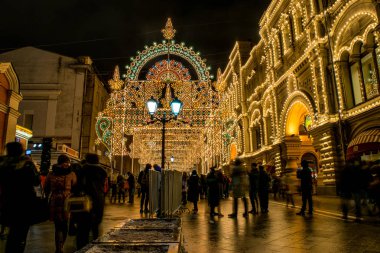 Moskova, Rusya - 18 Aralık 2016: Gece görünümü mağazanın sakız Noel ve yılbaşı dekorasyon ve Nikolskaya sokak